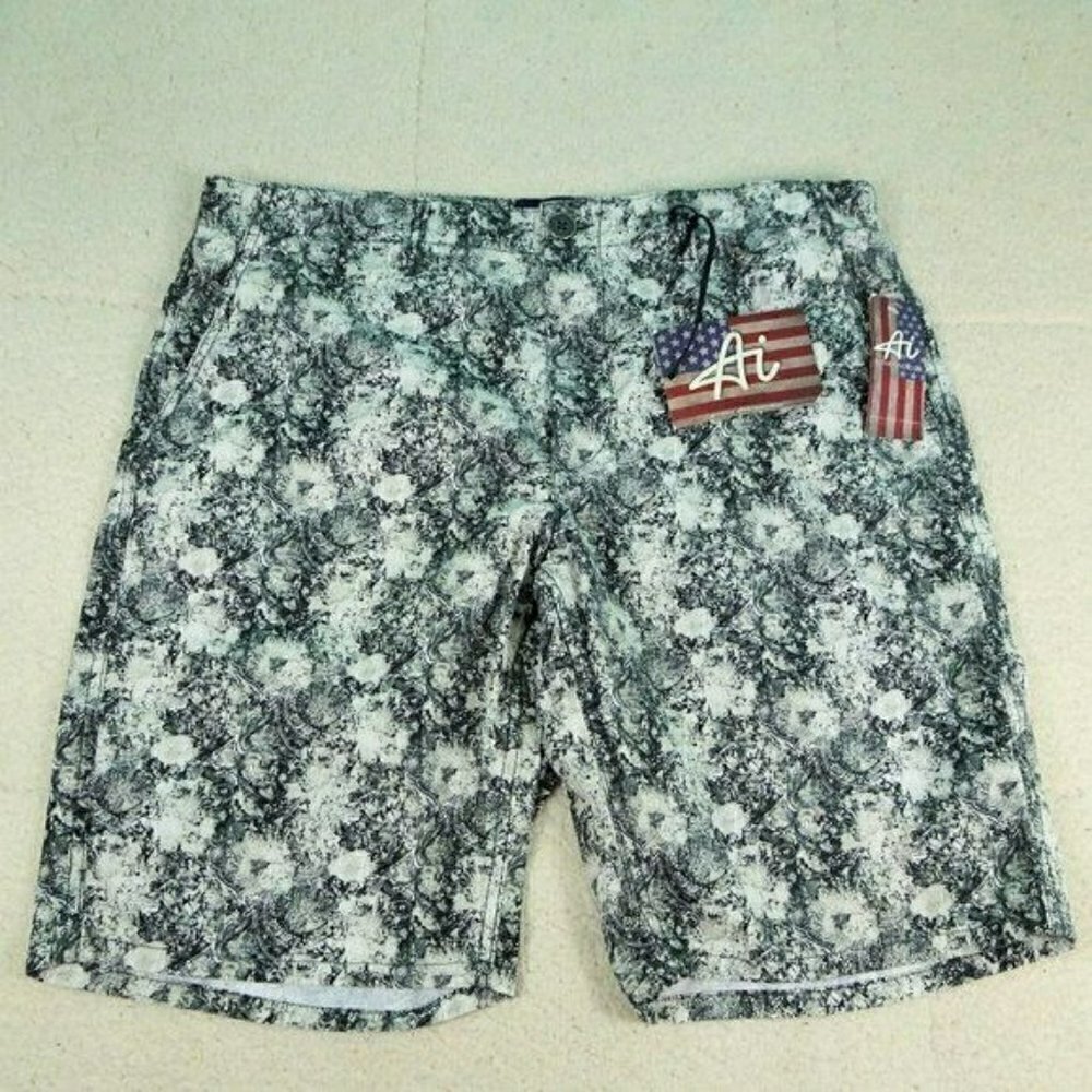 Authentic Icon American Idol Black/White Shorts Size 30